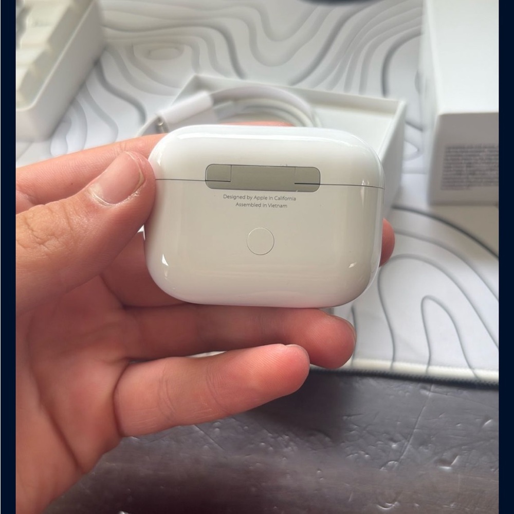 Apple White Wireless Earbuds with Charging Case